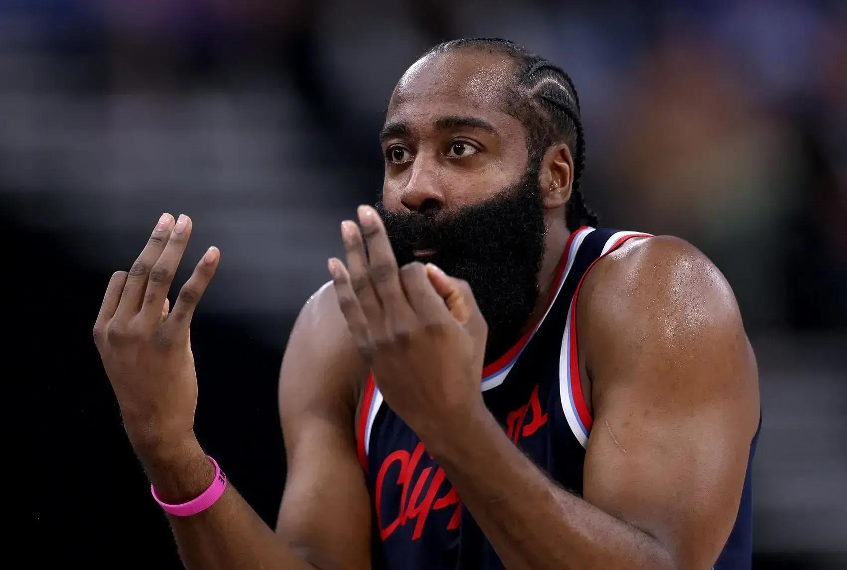 爱游戏官方入口-窗口期洛杉矶快船回应争议——社区盾节点到来，压力陡增，更衣室氛围转暖(快船可能又要大交易)